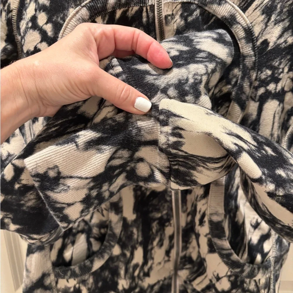 Lululemon Black and White Tie-Dye hooded zip-front Sweatshirt sz 10/ M - Picture 3 of 10